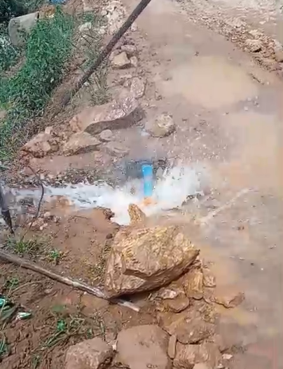 Moradores relatam falta de água após rompimento de tubulação em região de Wenceslau Guimarães